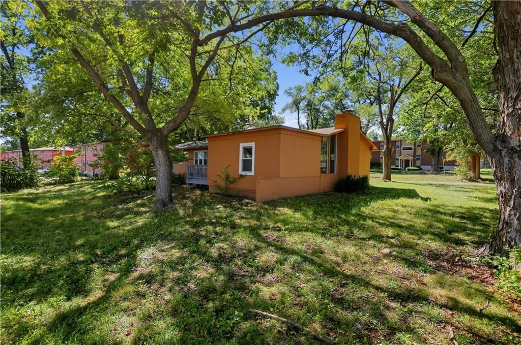 Photo 5 of 31 - 7415 W 61st Street, Overland Park, KS 66202