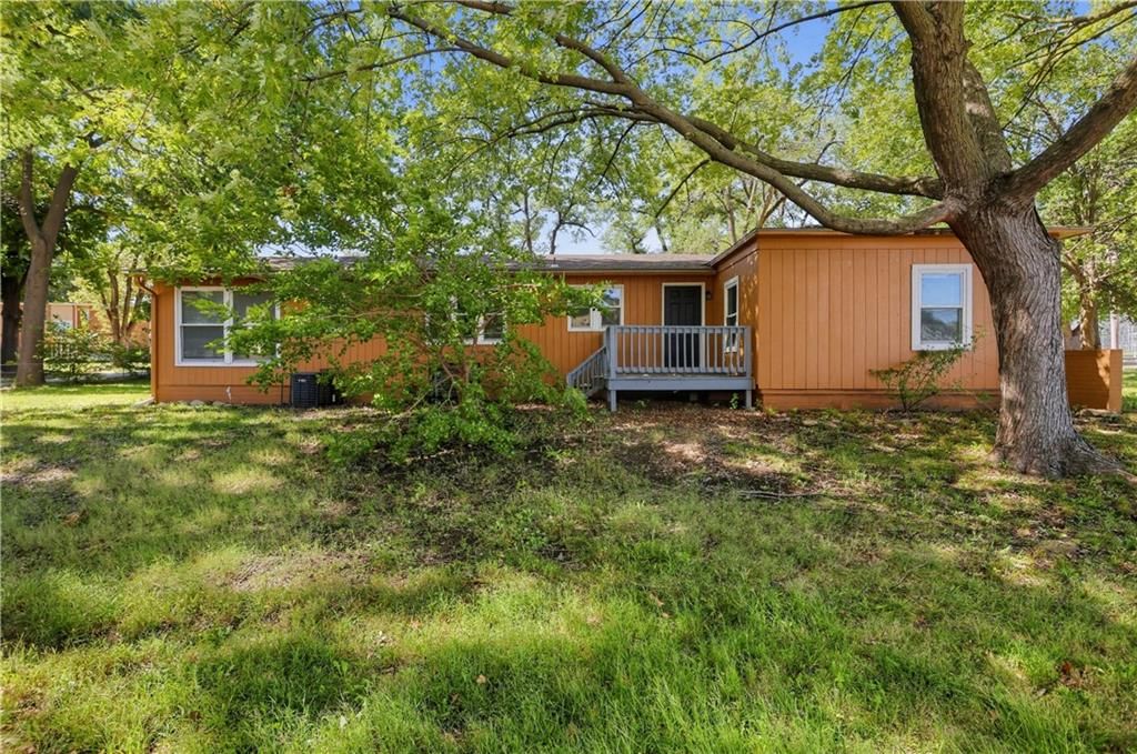 Photo 6 of 31 - 7415 W 61st Street, Overland Park, KS 66202