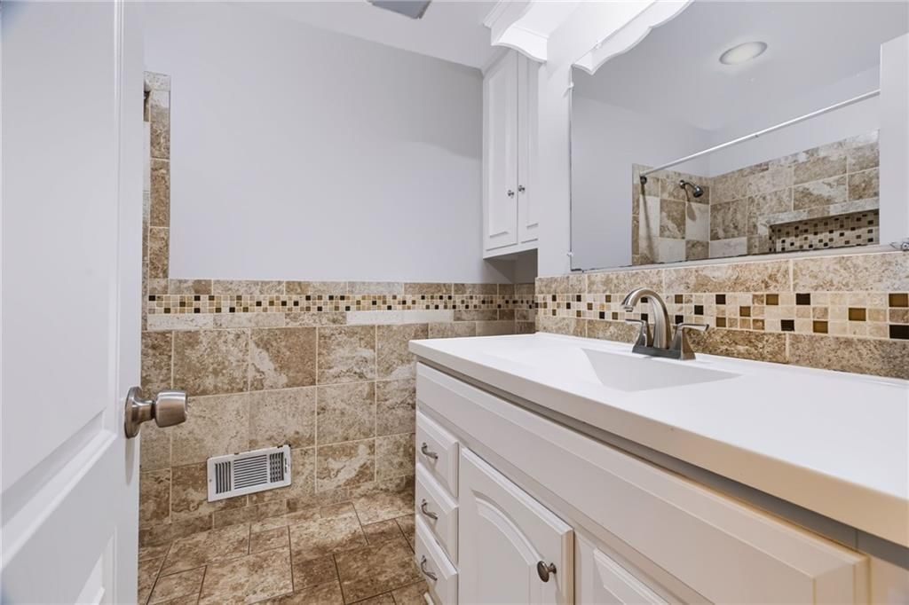 9800 Walmer Street — photo 15