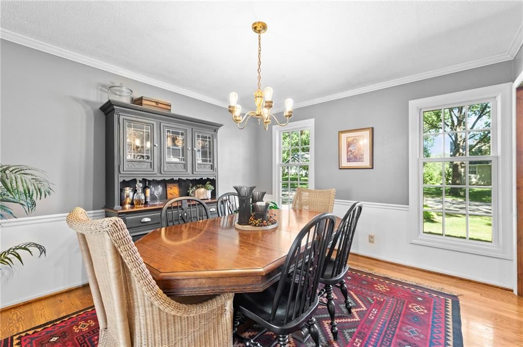 Photo 5 of 38 - 12846 Sagamore Road, Leawood, KS 66209