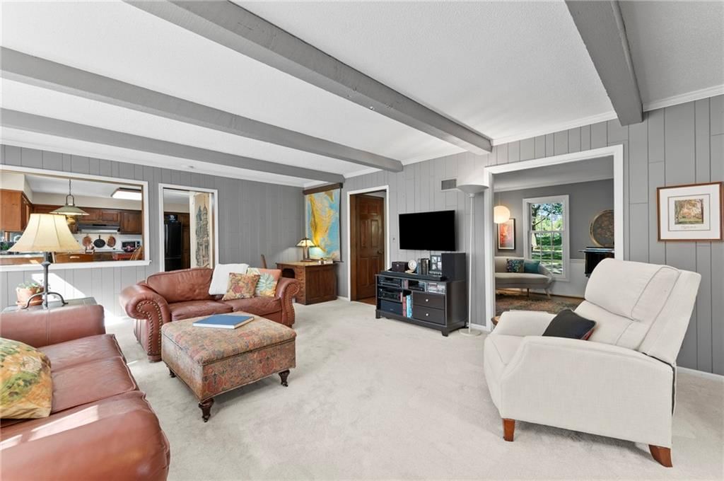 Photo 8 of 38 - 12846 Sagamore Road, Leawood, KS 66209