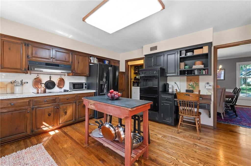 Photo 12 of 38 - 12846 Sagamore Road, Leawood, KS 66209