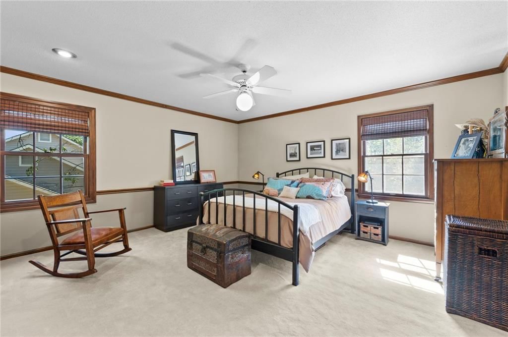 Photo 14 of 38 - 12846 Sagamore Road, Leawood, KS 66209
