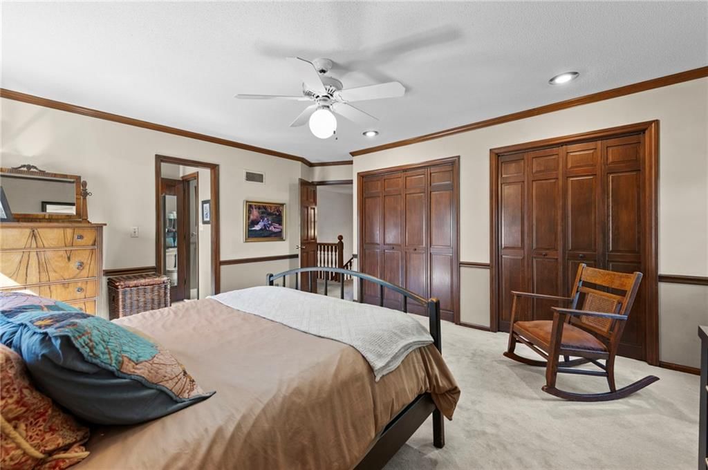 Photo 16 of 38 - 12846 Sagamore Road, Leawood, KS 66209