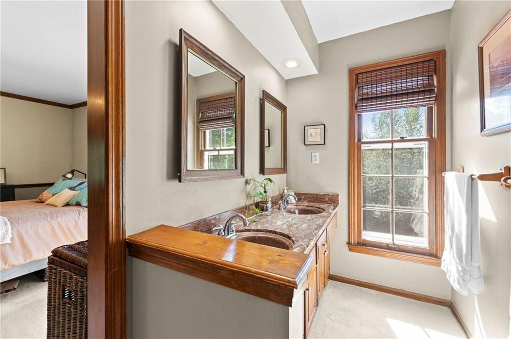 Photo 17 of 38 - 12846 Sagamore Road, Leawood, KS 66209