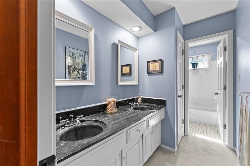 Double vanity at 12846 Sagamore Road, Leawood, KS 66209