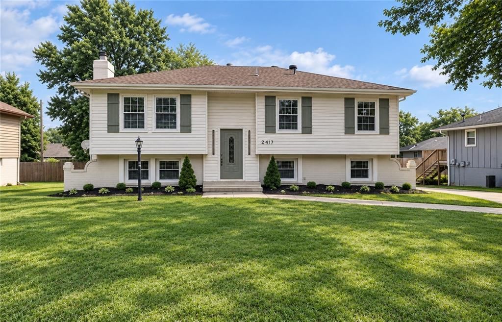 305 Sharon Drive, Lee's Summit, MO