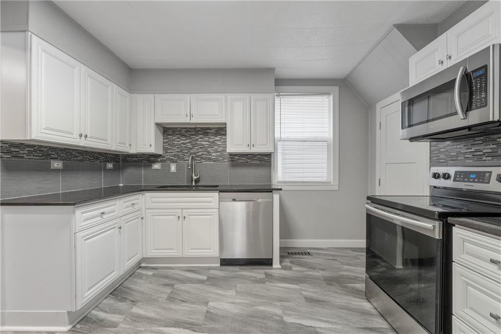 3435 Anderson Avenue — photo 8