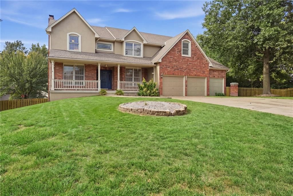 1005 Royal Court, Belton, MO: listing photo 2