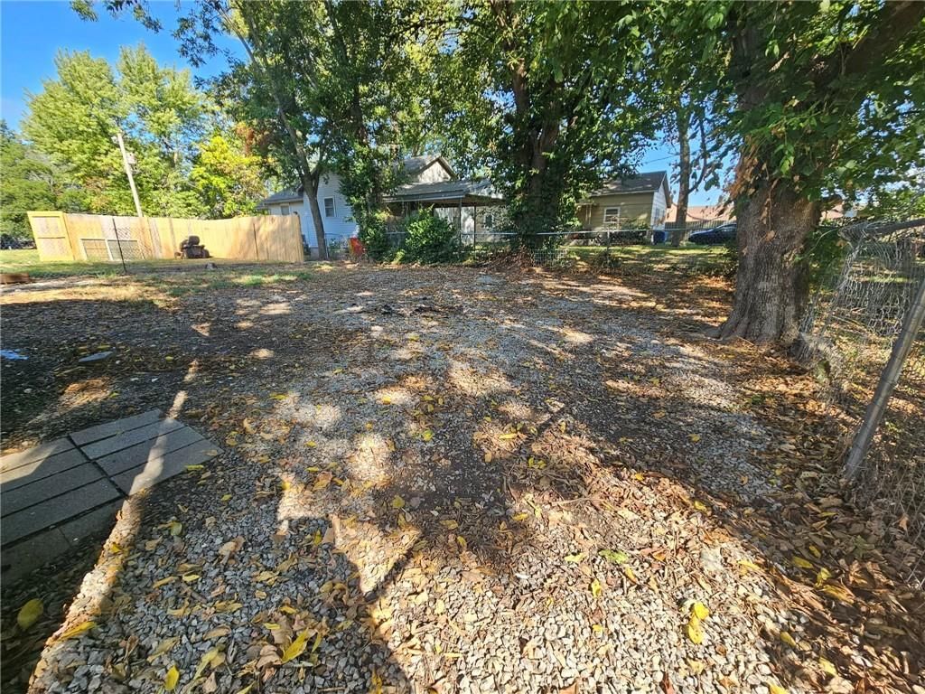 112 W Walnut Street — photo 17