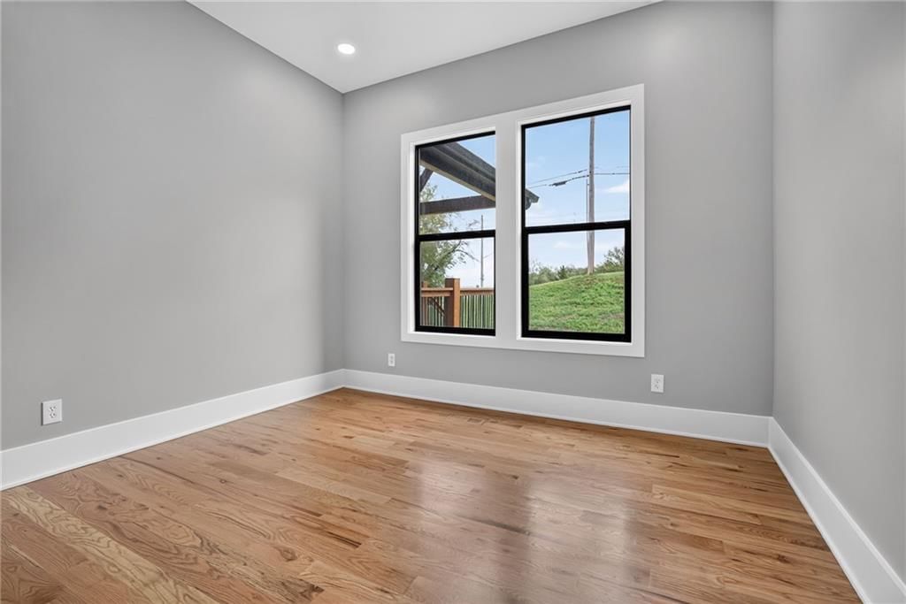 2529 N Hallock Street — photo 42