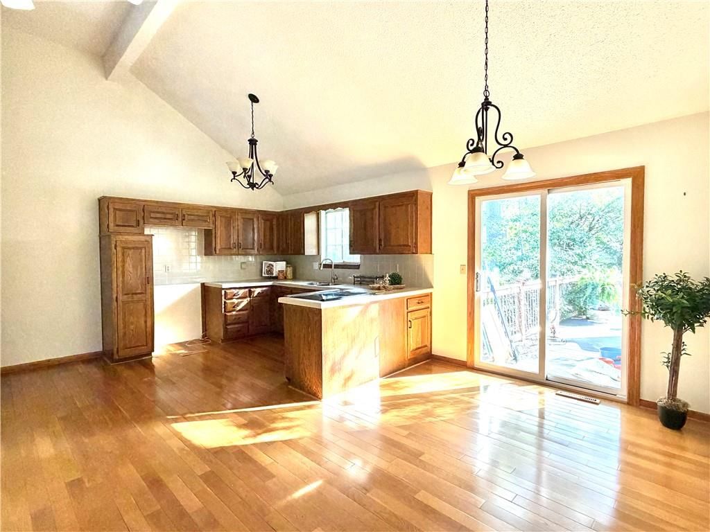 1036 S Lindenwood Drive, Olathe, KS: listing photo 3