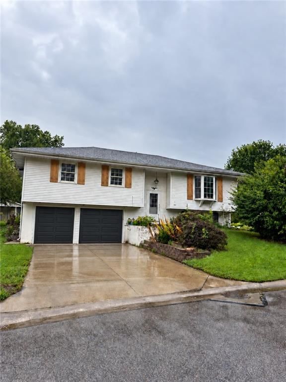 324 Highland Road, Lansing, KS