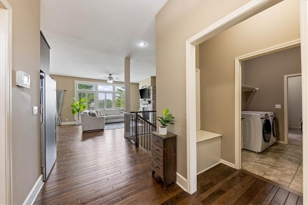 561 N Evergreen Street — photo 2