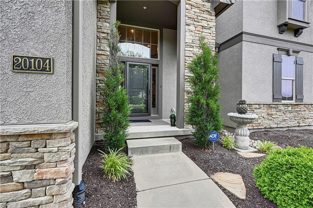 20104 W 90TH Street, Lenexa, KS: listing photo 2