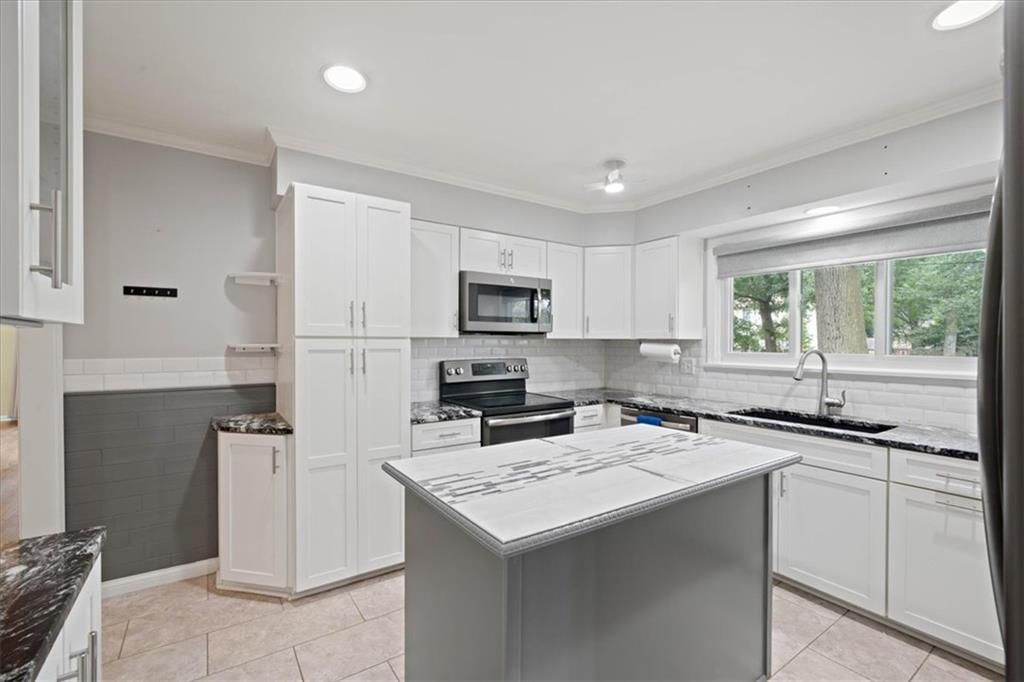 10616 Oak Street — photo 14
