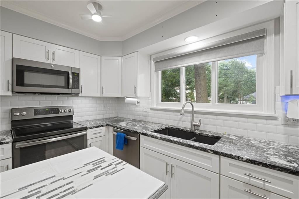 10616 Oak Street — photo 17