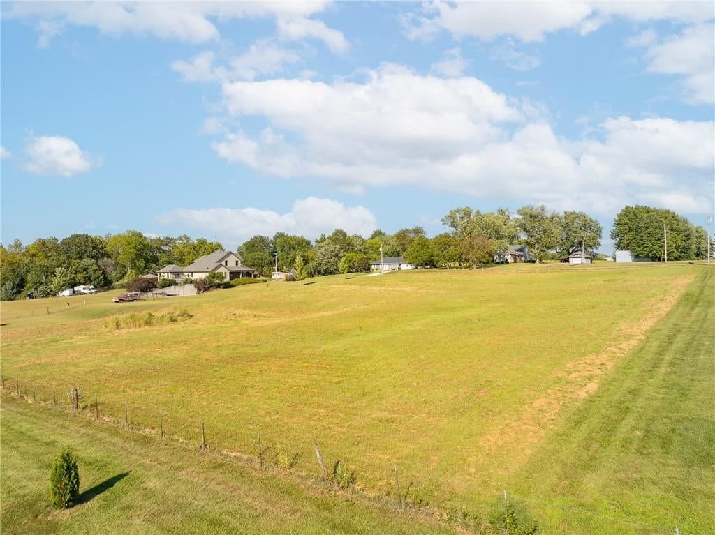 Photo 11 of 28 - 17090 Smith Road, Smithville, MO 64089