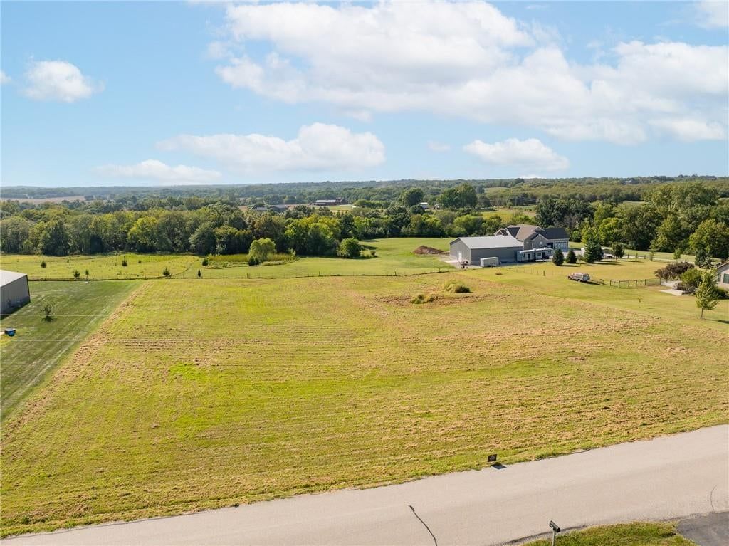 Photo 14 of 28 - 17090 Smith Road, Smithville, MO 64089