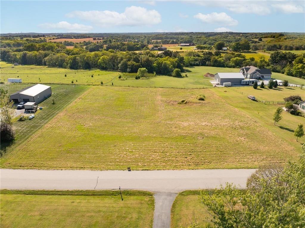 Photo 15 of 28 - 17090 Smith Road, Smithville, MO 64089