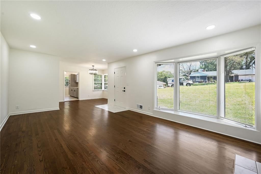 7210 Hullwood Avenue — photo 9