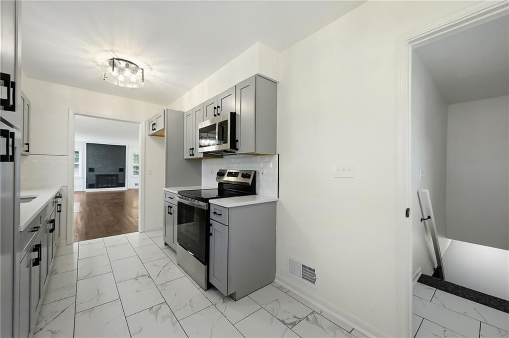 7210 Hullwood Avenue — photo 15