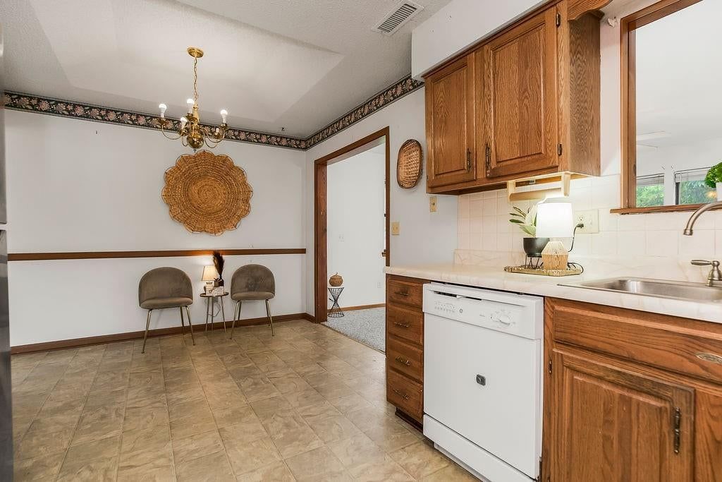 413 Sherwood Drive — photo 10
