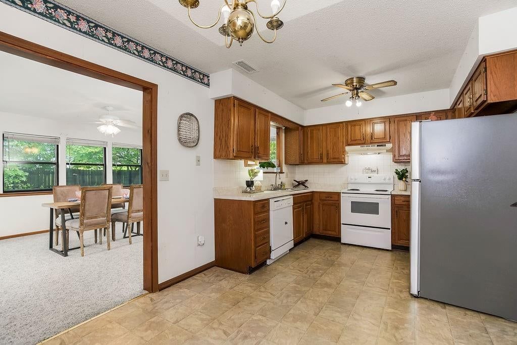 413 Sherwood Drive — photo 11