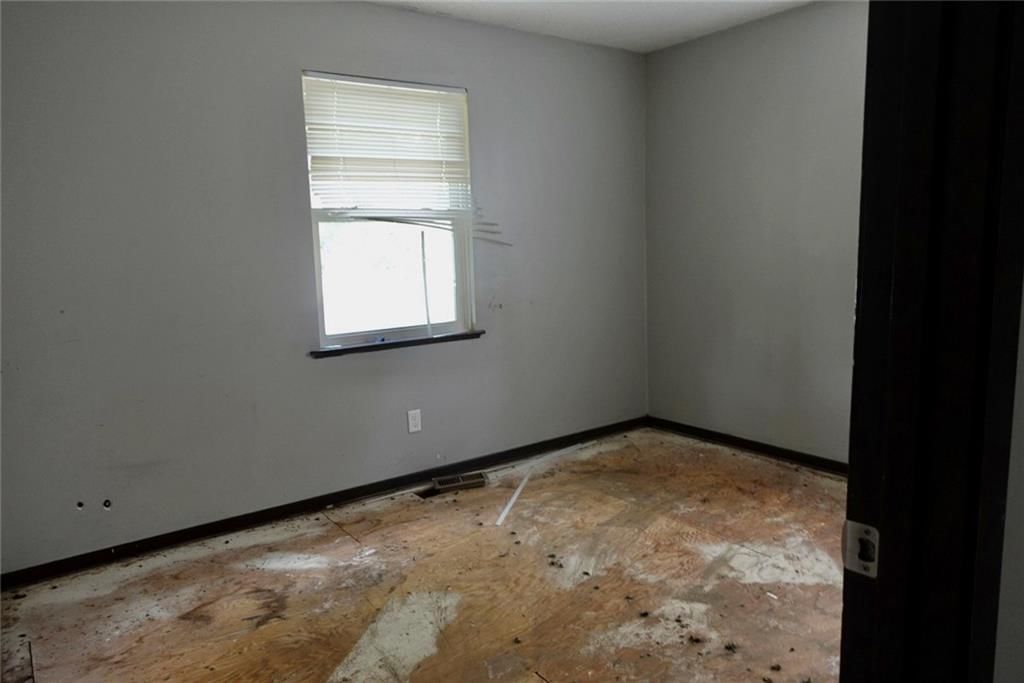 Photo 10 of 19 - 2501 Maverick Lane, Lawrence, KS 66046