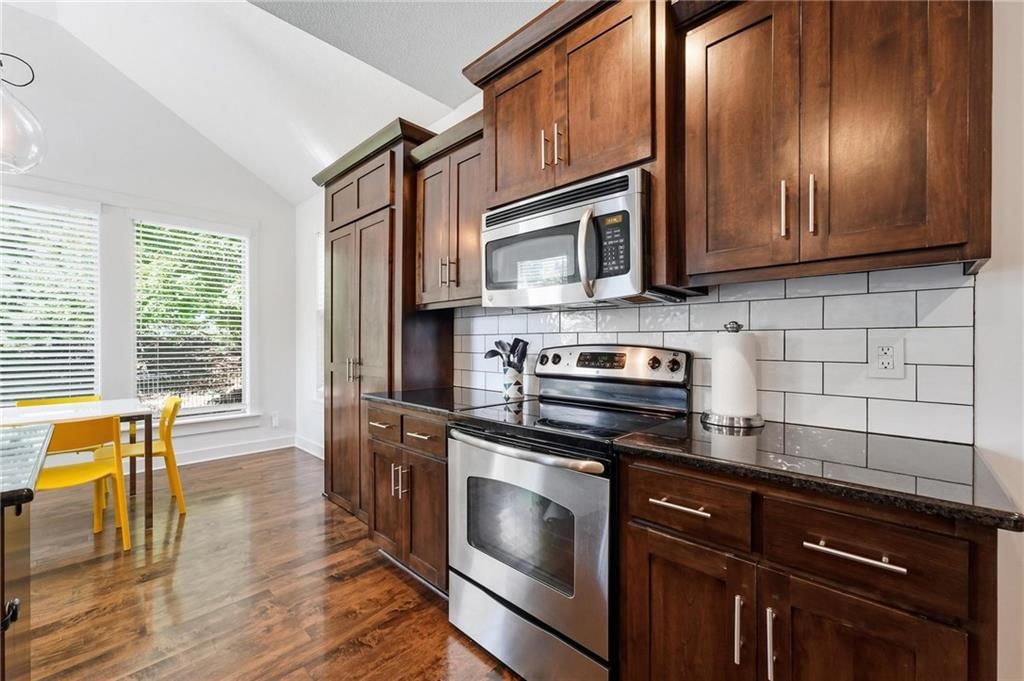 9012 N Oxford Avenue — photo 12