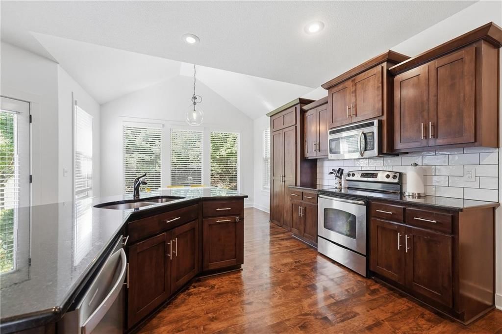 9012 N Oxford Avenue — photo 13