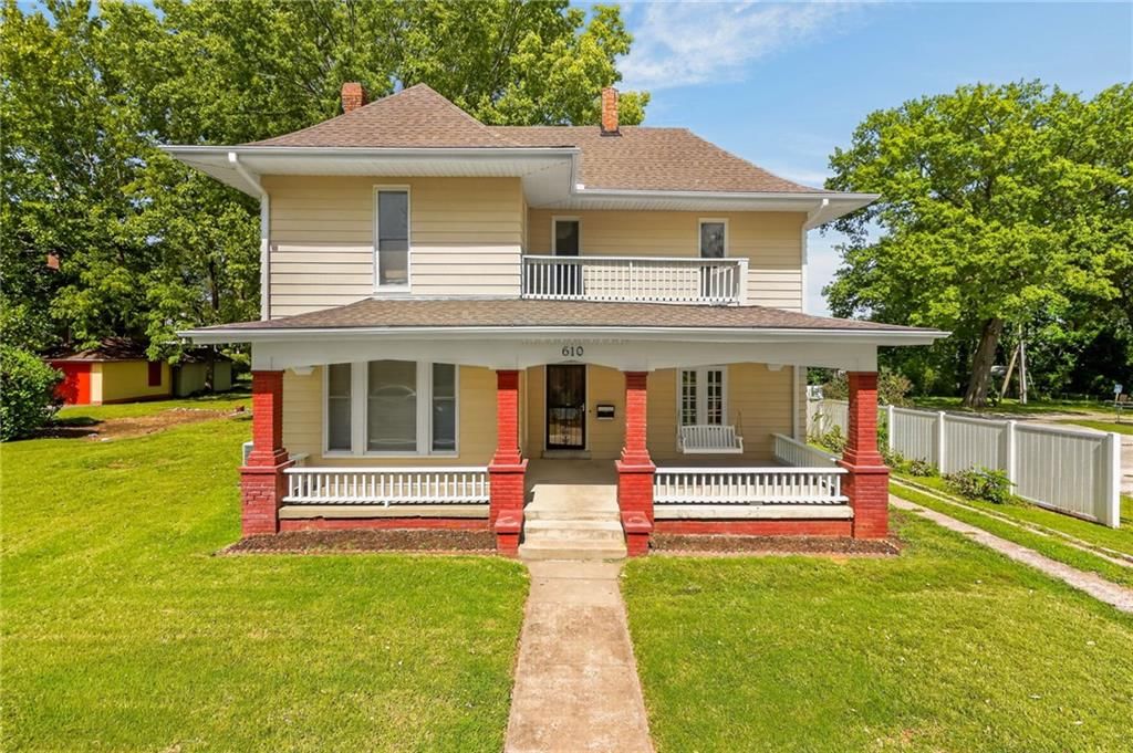 610 W Maple Avenue — photo 1