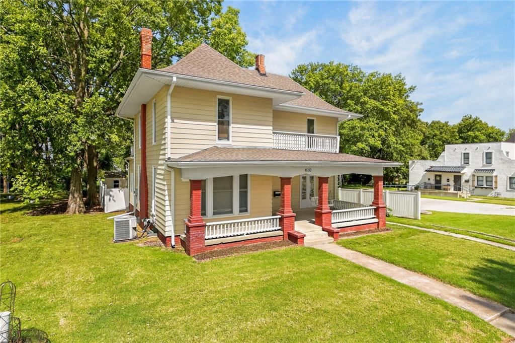 610 W Maple Avenue — photo 2