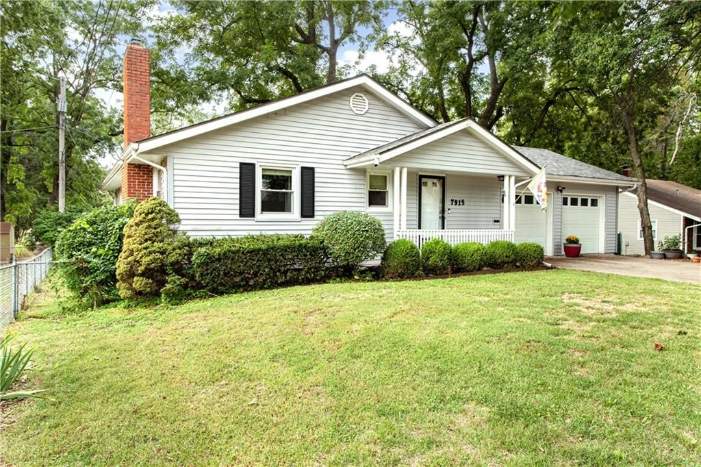 7915 W 77th Street, Overland Park, KS: listing photo 2