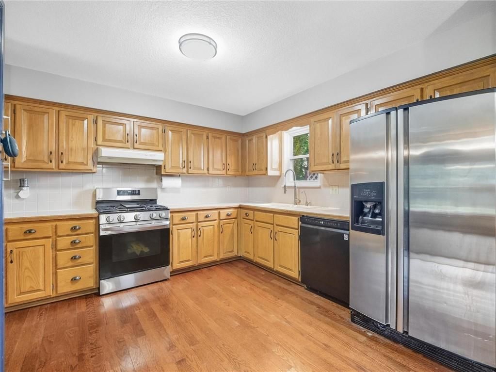 20212 Golden Road — photo 13