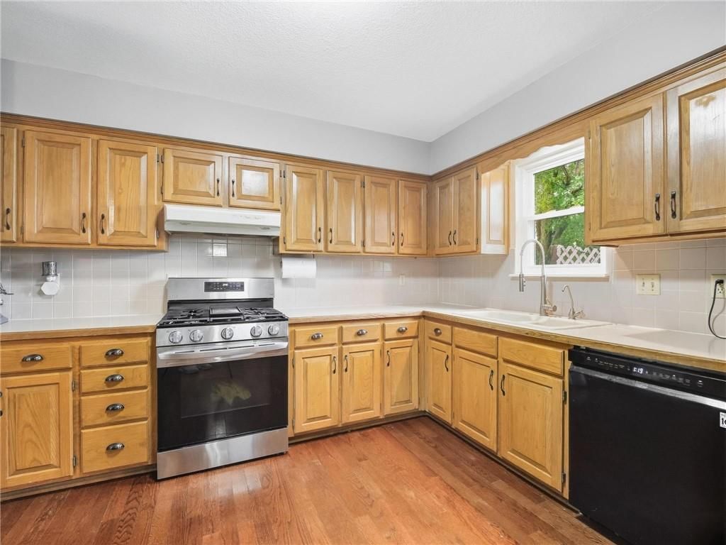 20212 Golden Road — photo 15