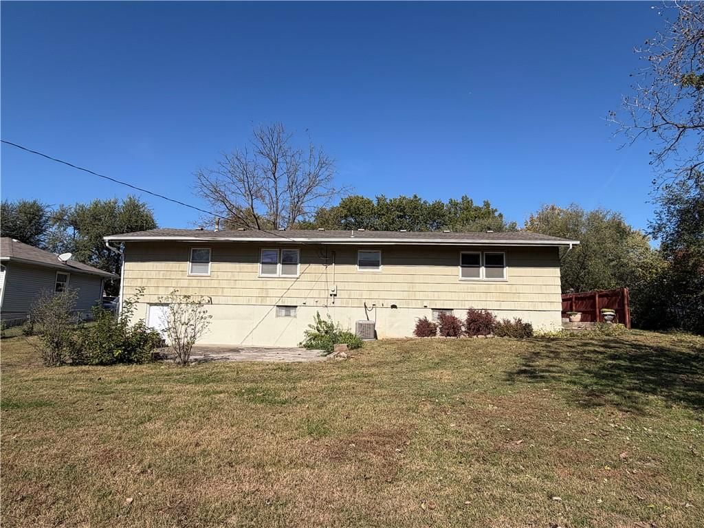 904 Jackson Street, Pleasant Hill, MO: listing photo 3