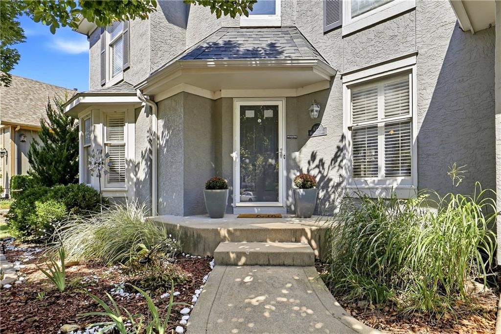 6355 Walker Street, Shawnee, KS: listing photo 2