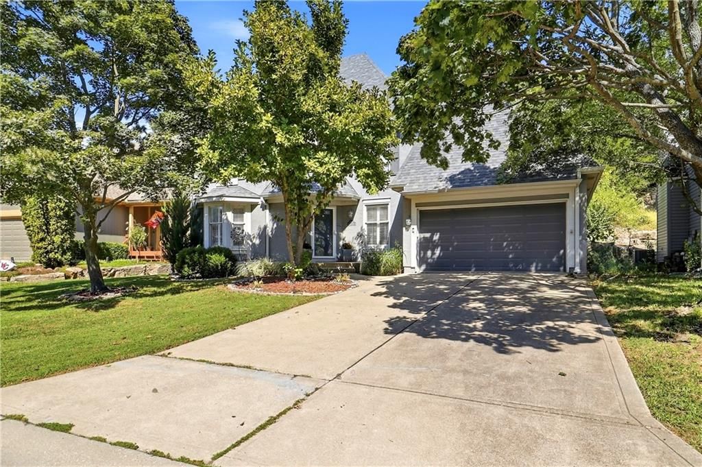 6355 Walker Street, Shawnee, KS: listing photo 3