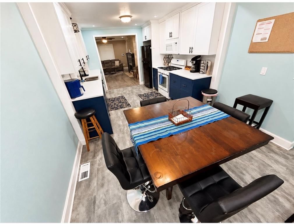 Breakfast nook at 5417 Paseo Boulevard, Kansas City, MO 64110