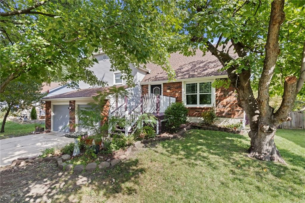 1944 E Sleepy Hollow Drive, Olathe, KS: listing photo 2