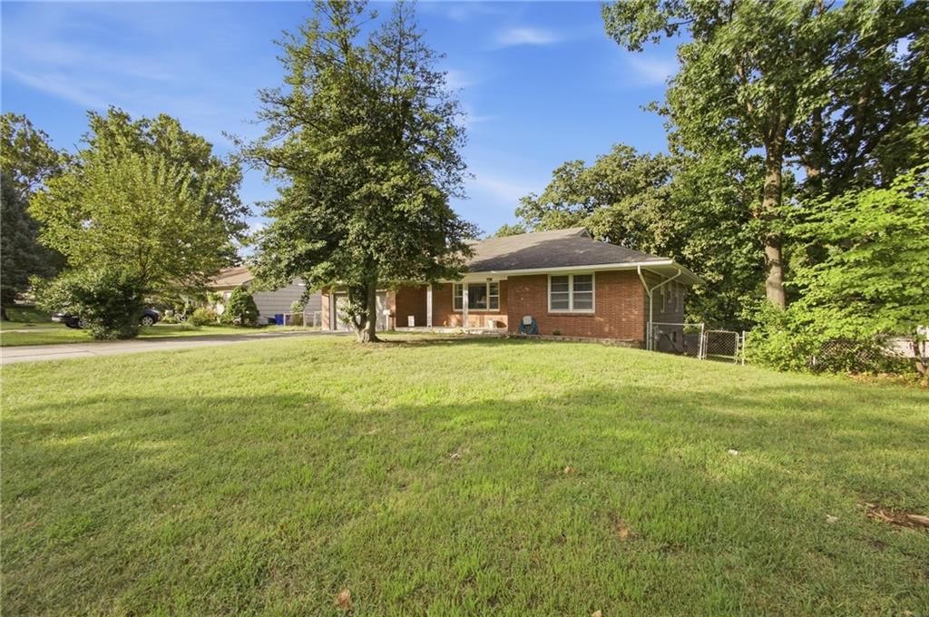 Photo 4 of 39 - 6710 N Baltimore Avenue, Gladstone, MO 64118