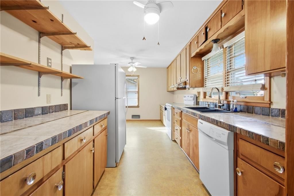 Photo 11 of 39 - 6710 N Baltimore Avenue, Gladstone, MO 64118