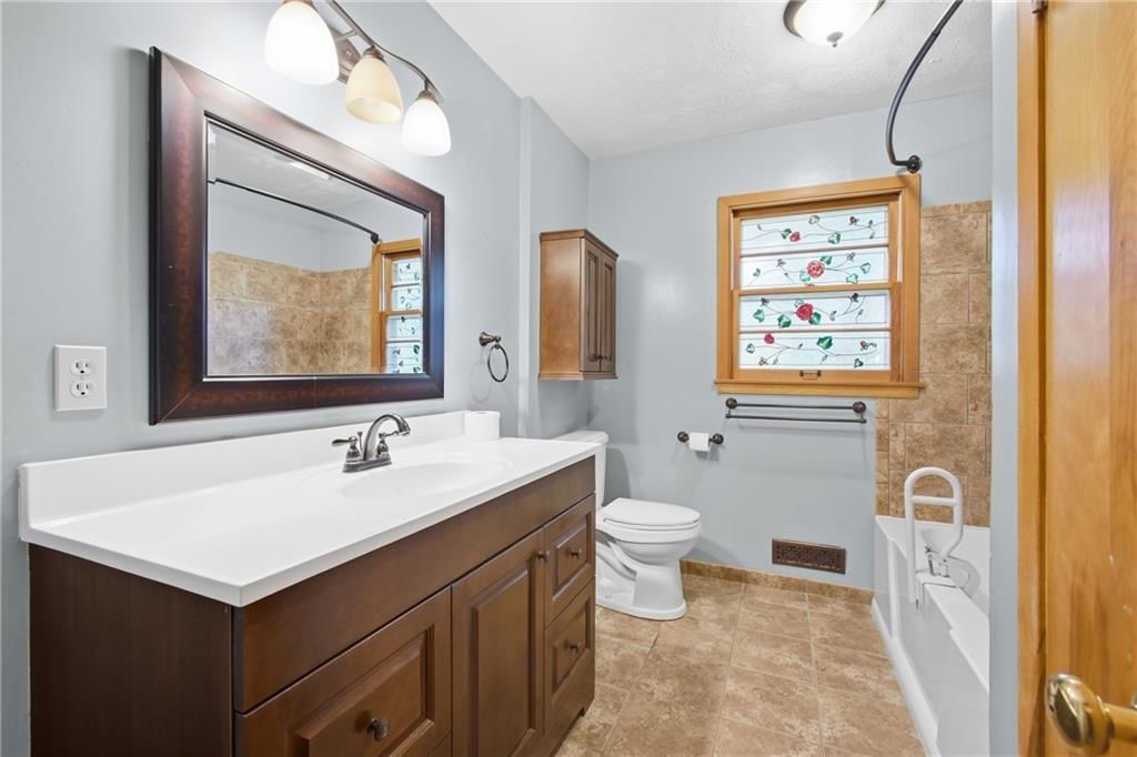 Photo 15 of 39 - 6710 N Baltimore Avenue, Gladstone, MO 64118
