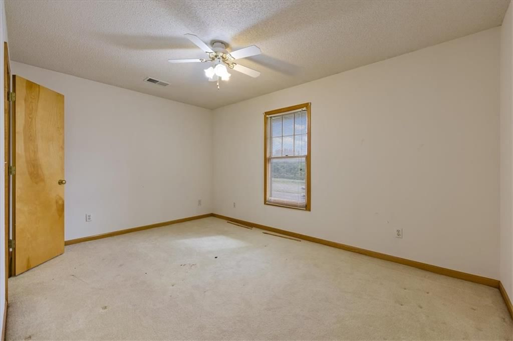 Photo 21 of 35 - 7200 E 69th Street, Kansas City, MO 64133