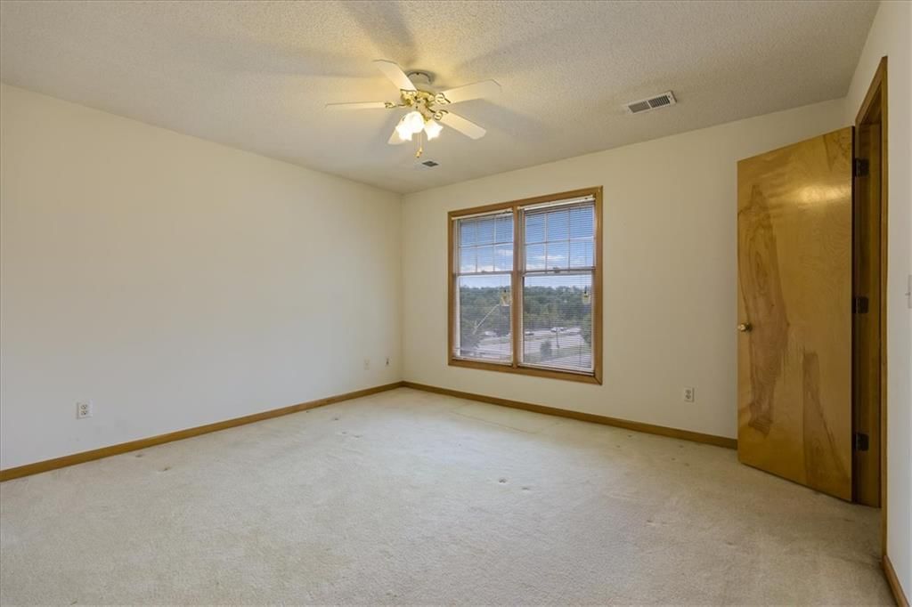 Photo 25 of 35 - 7200 E 69th Street, Kansas City, MO 64133