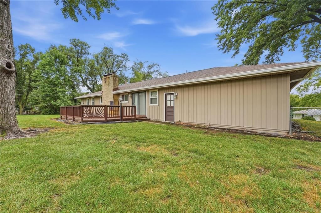 Photo 33 of 41 - 7417 NW Woody Creek Lane, Platte Woods, MO 64151