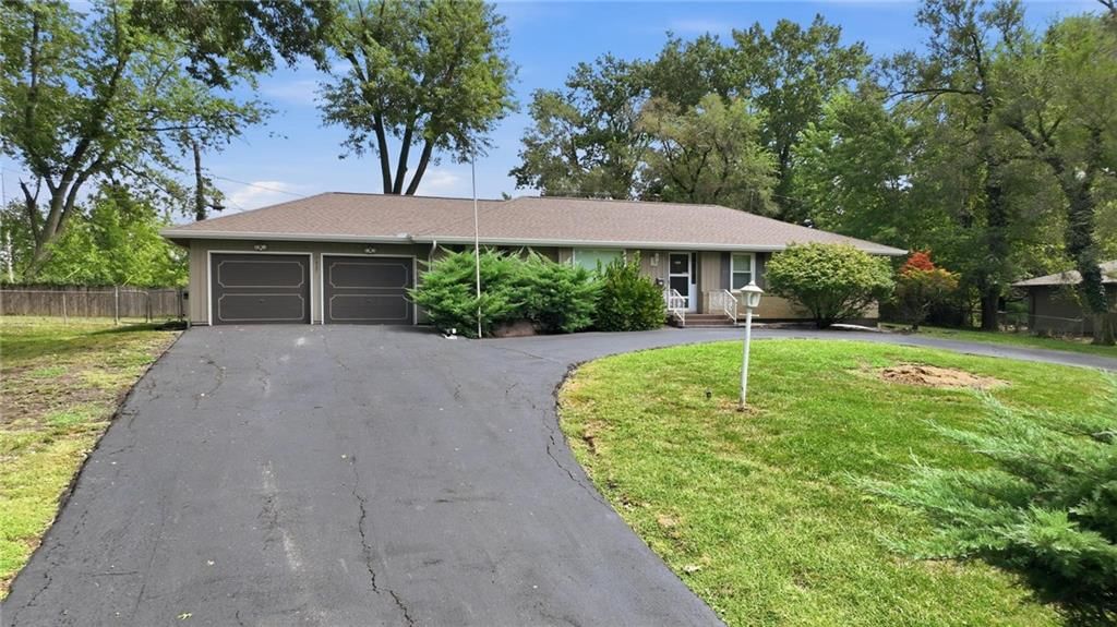 7417 NW Woody Creek Lane, Platte Woods, MO
