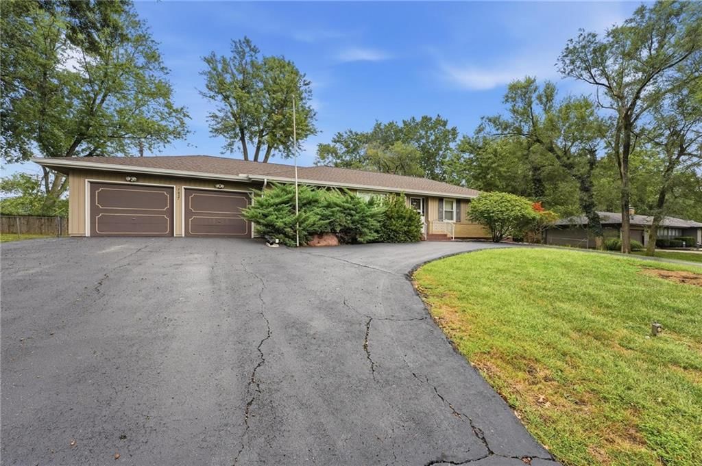 Photo 4 of 41 - 7417 NW Woody Creek Lane, Platte Woods, MO 64151