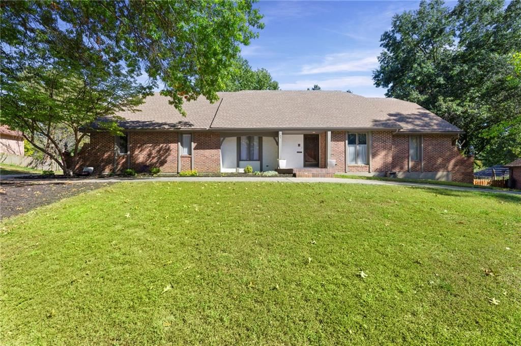205 NW Hillcrest Lane, Lee's Summit, MO